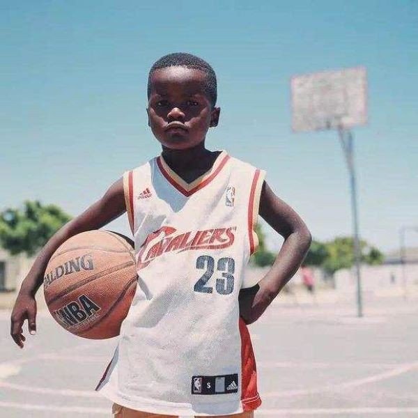 致敬UFO!卡特已经同意与老鹰签约，飞人的哪个瞬间最让人感动？