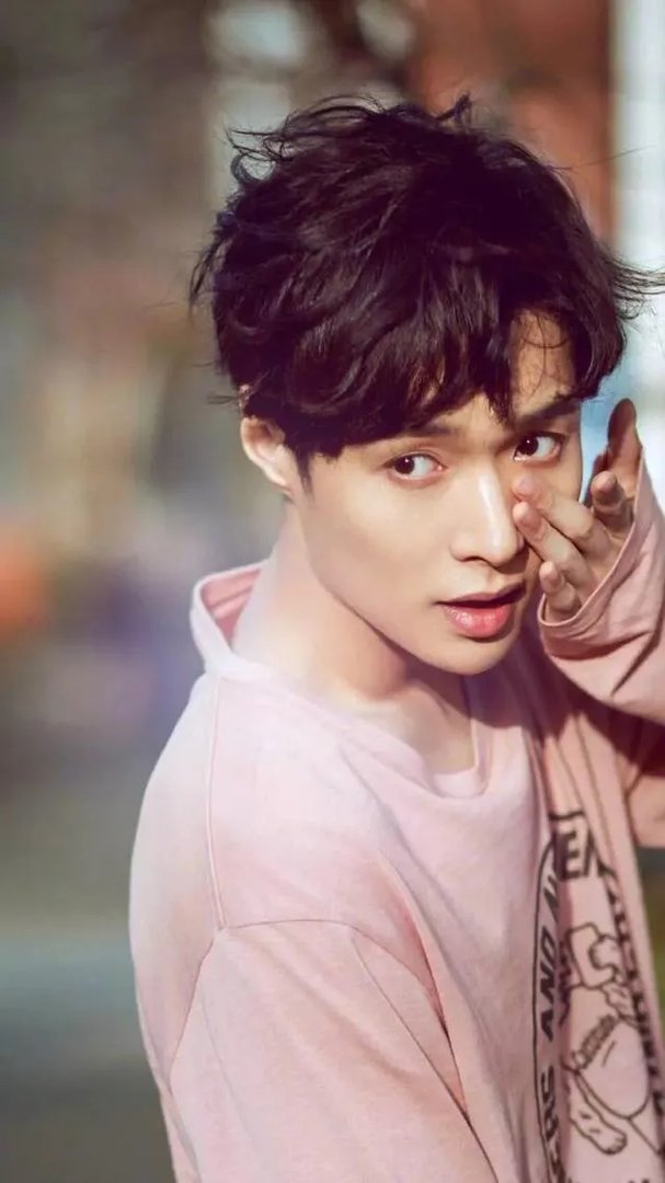 你们觉得贾斯汀比伯和张艺兴谁更火,谁更好?