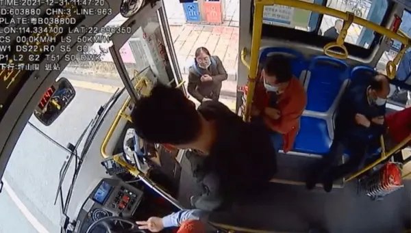 成都公交司机被男子从背后拿石块袭击，事情的起因是什么？