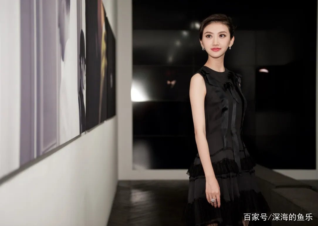 成龙不敢碰她，甄子丹想搂没搂到，王思聪不敢撕，却被任嘉伦吻了，她是谁？