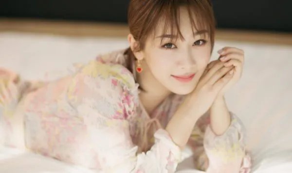 杨紫深夜戴鱼头面具喝水引热议，出道多年的她，为何偏偏要走搞笑路线？