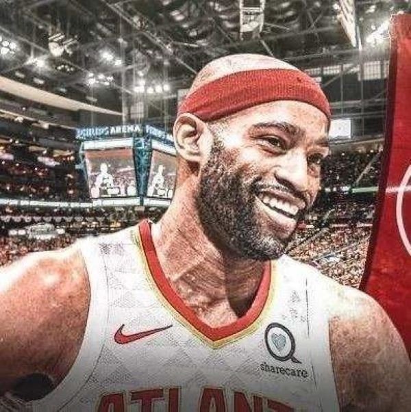 致敬UFO!卡特已经同意与老鹰签约，飞人的哪个瞬间最让人感动？