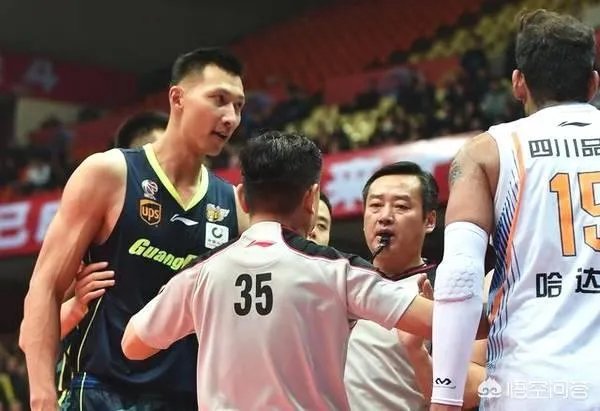 易建联为什么会和哈达迪在比赛中多次发生冲突？他们结怨的起源是什么？