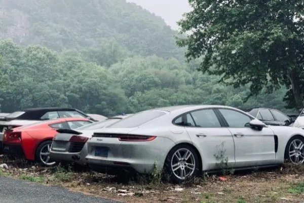 迪拜汽车坟场,豪车堆积,豪车被弃原因为何令人唏嘘?