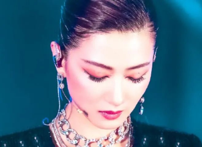 万茜发文报平安是怎么回事 万茜发文报平安回应车祸骨折