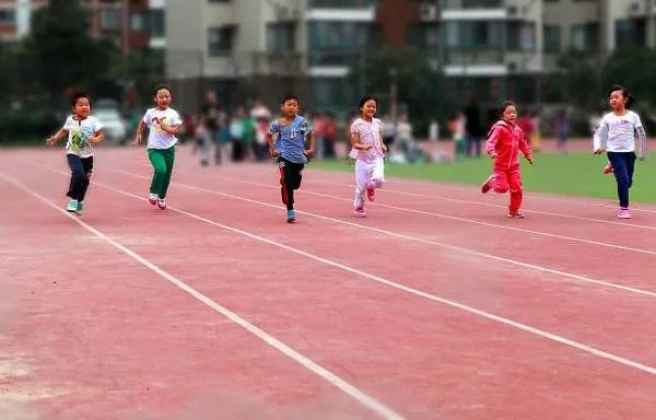 在孩子12岁前培养孩子的哪2个能力，能让孩子顺利上大学？