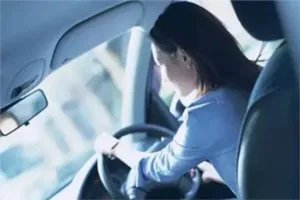 遇到刹车失灵不要慌 学会这几招可以保命