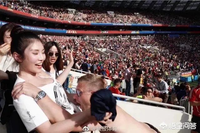 徐冬冬现场观看世界杯，丹麦球迷脱掉上衣索要拥抱，你是怎么看这件事的？
