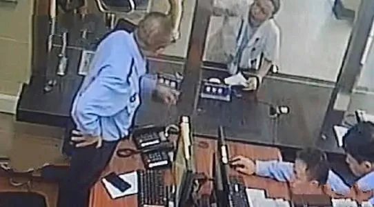 药房发错药警方闪电式找人，你觉得现在警方办事效率如何？