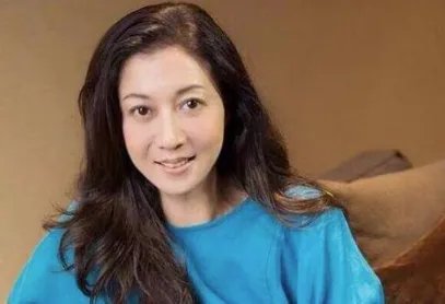 母亲撒钱羞辱她,女儿在国外捡垃圾不回家,毁吴绮莉一生的不只成龙,咋看?