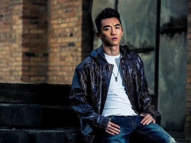 郑恺女友苗苗机场被拍，在机场明星都有哪些神表现？