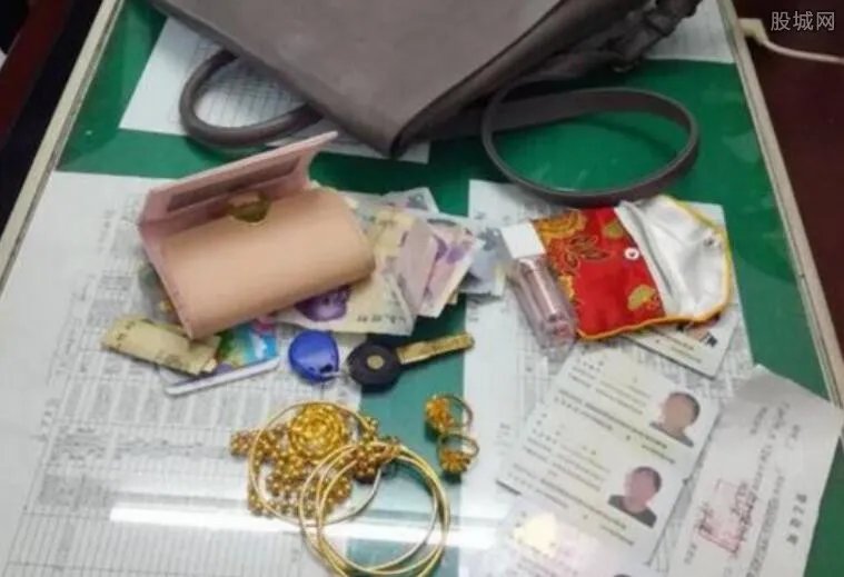 数万元婚饰忘公交 贵重物品丢失报警能找回吗？