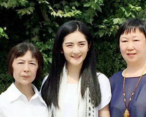 谢娜的家庭背景曝光 《客从何处来》听乡亲讲爷爷的故事