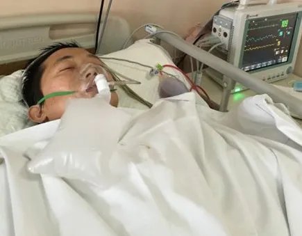 女婴坠楼受伤父亲拒绝治疗，其父亲的行为是不是太不负责了？