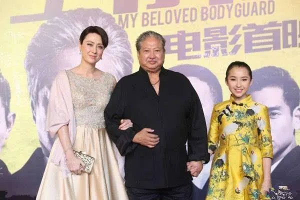 洪金宝坐轮椅戴口罩上街,他的双脚究竟患了什么恶疾?