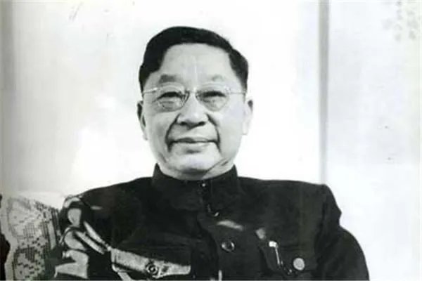 《草原》一文的作者是谁?