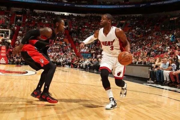 热火为什么还没有续约韦德？