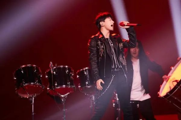 张杰把耳返蹦断了的原因是什么？