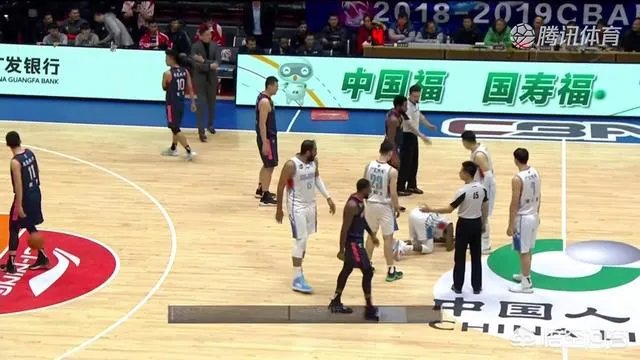 疆粤大战，亚当斯运球崴脚，为何主场球迷要骂赵睿？你怎么看？