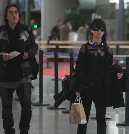 小彩旗男友合照被质疑男友太老 工作人员回应太无聊