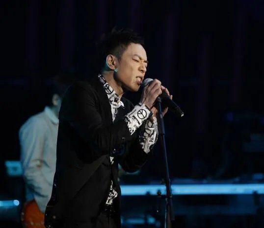 我是歌手黄贯中海阔天空重现经典 爆发式演唱震撼观众