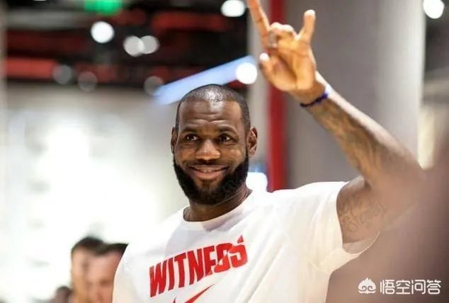 詹姆斯湖人首秀负于开拓者，有人说首节比赛詹姆斯假摔被主场球迷狂嘘，这是真的吗？具体是怎么回事？