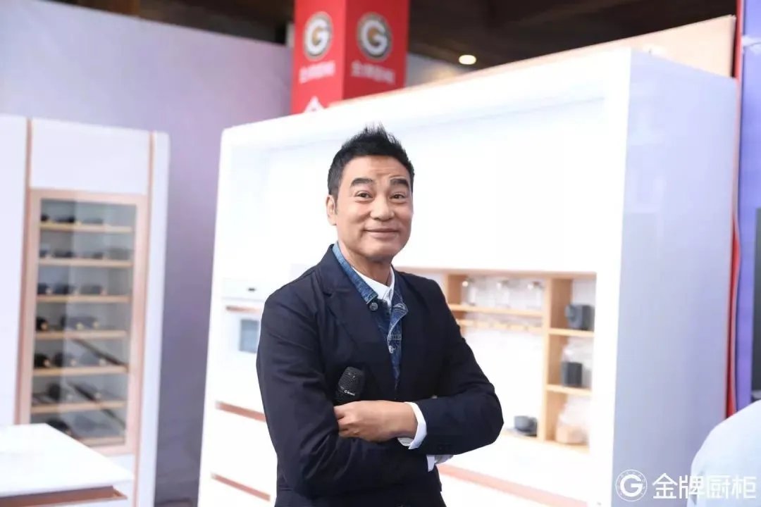 遇袭康复期的任达华状态如何?直击金牌厨柜兴义站了解详情！