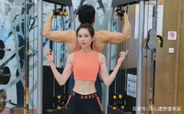 李若彤穿旗袍大秀身材，肌肉线条太吸睛，曾因抑郁症拼命健身，你怎么看？