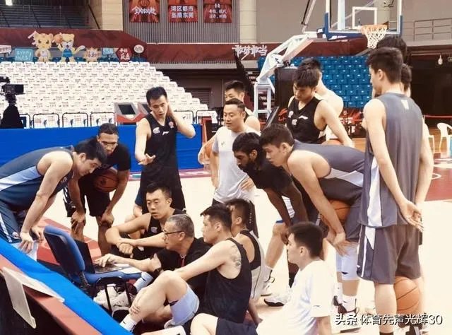 辽篮教练组大动荡，卢伟和马丁内斯相继离开，原因到底是什么？