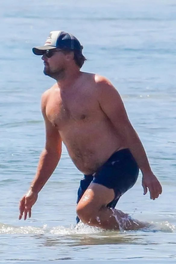 小李子携女友和家人海边度假 赤果上身大秀肥肚腩！