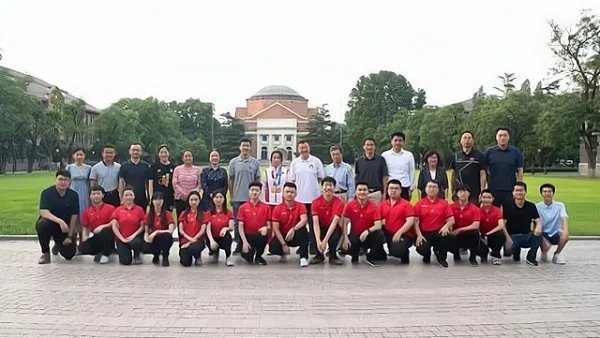 杨倩将奥运会领奖服赠予清华,值得清华学子学习吗？