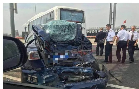 特斯拉上海高架发生撞车事故原因是什么？