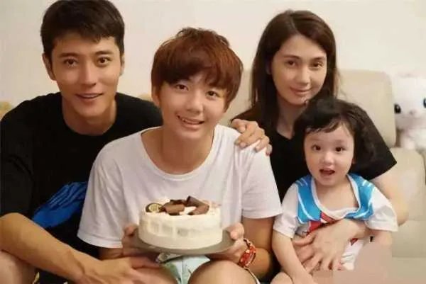 结婚12年，老妻少夫波折多，50岁的香港女星洪欣现状如何？