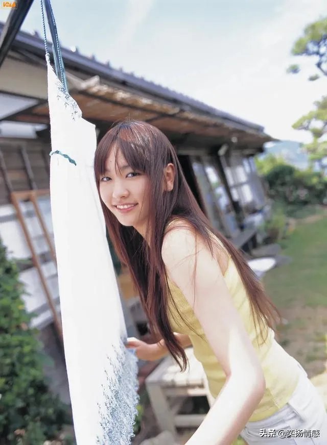 男朋友的前女友和男朋友家人一直有联系，而且很好，但是和男朋友没有联系，我应该生气吗？