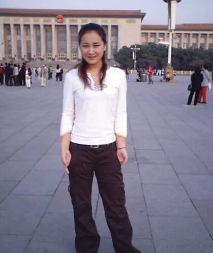 贾玲晒尖下巴图片抢镜 昔日照曝光苗条美艳