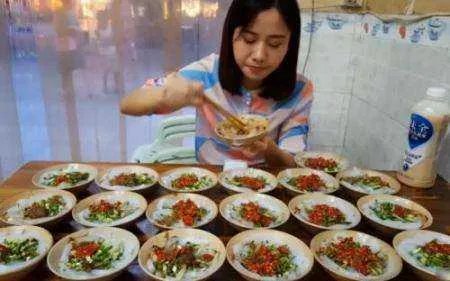 央视批有的大胃王浪费严重，吃播中谁才是真正的大胃王？