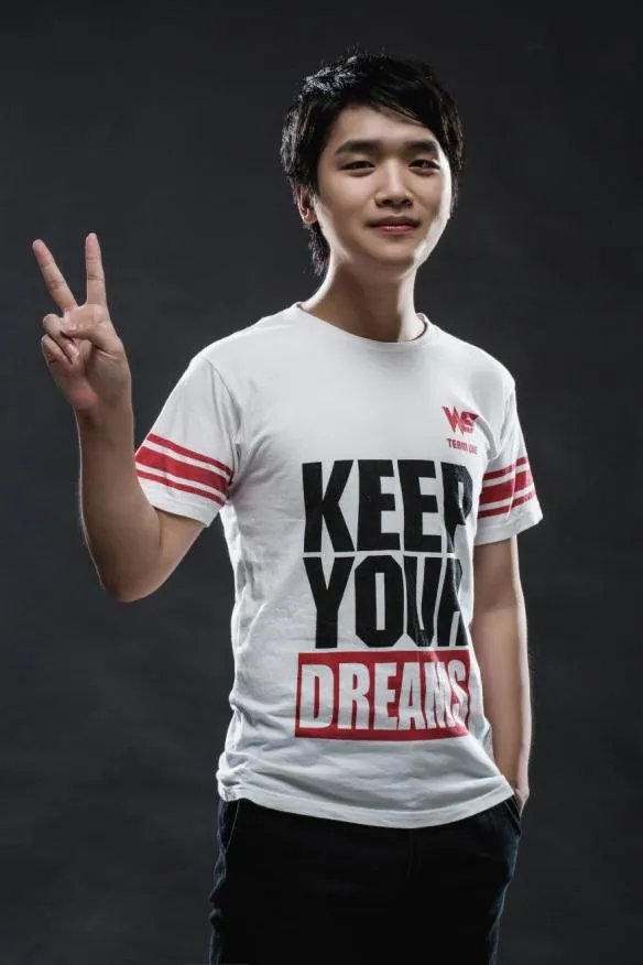 定义AD Carry的那个人——微笑正式加盟《冠军电竞经理》