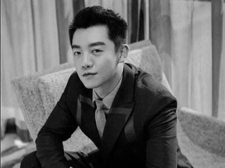 郑恺女友苗苗机场被拍，在机场明星都有哪些神表现？