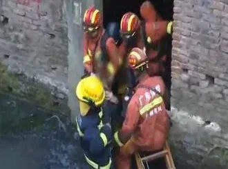 女孩堵气钻下水道后如何被解救？