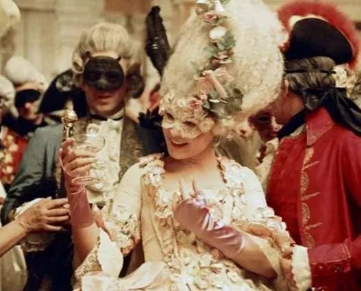 法国悲剧：陪路易十六断头的王后玛丽到底有多奢侈？