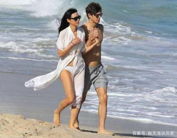 那个离婚分得百亿家产的邓文迪，如今过得怎么样了？