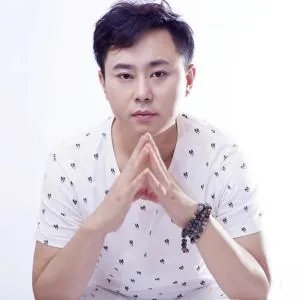 看那山水流,流过小桥头是那一首歌的歌词