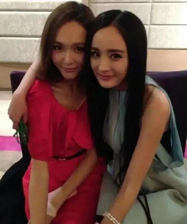 太唏嘘！杨幂唐嫣同框形同陌路，这是什么原因呢？