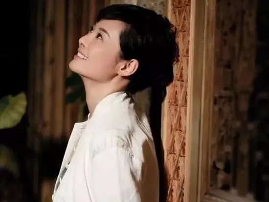 袁立三婚生活落差大，住狭窄居民楼，她是真的遇见真爱了吗？