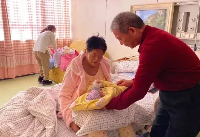 孙莉高龄生下三胎儿子，黄磊会不会后悔46岁的年龄鸿沟？