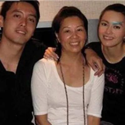 梁咏琪弟弟是谁？  一家三口和乐融融