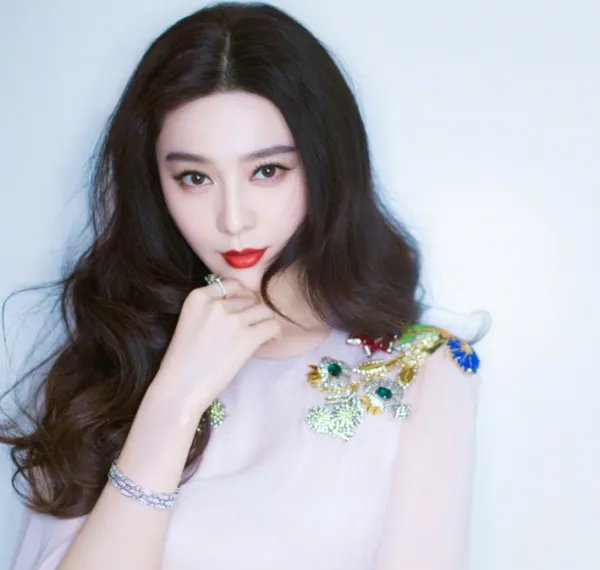 终于瞒不住了，范冰冰与范丞丞的关系曝光，这次不喊弟弟了，喊的是什么？