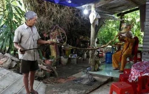 越南92岁大爷80年未剪头发，他的理由是什么？