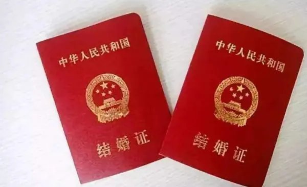 目前我国结婚证内页上印的是什么花？
