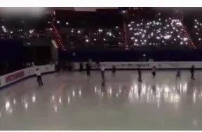 观众手机照亮赛场是怎么回事？